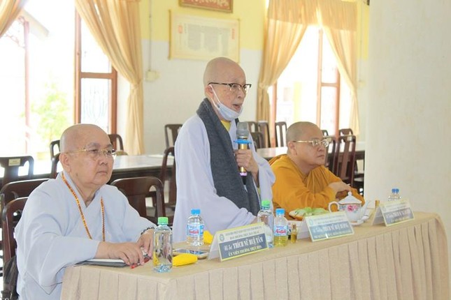 Ni trưởng Thích nữ Huệ Hương phát biểu tại hội nghị