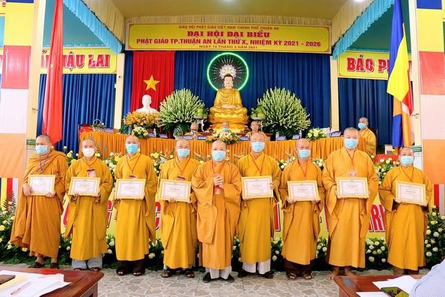 Trao Bằng Tuyên dương Công đức đến chư tôn đức Trao Bằng Tuyên dương Công đức đến chư tôn đức