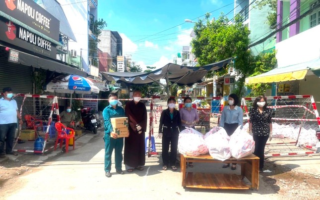 Các chùa trao quà tại khu cách ly tại địa bàn quận 8 Các chùa trao quà tại khu cách ly tại địa bàn quận 8