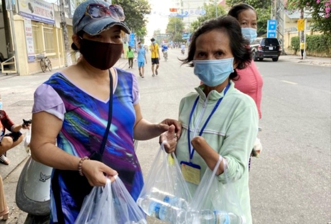 Trao quà sáng cho bệnh nhân khó khăn ngày 6-6-2021 Trao quà sáng cho bệnh nhân khó khăn ngày 6-6-2021