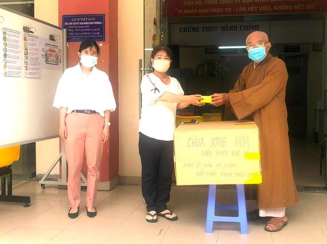Hòa thượng Thích Thiện Lương trao quà đến đại diện phường 4 để trao đến các hộ khó khăn Hòa thượng Thích Thiện Lương trao quà đến đại diện phường 4 để trao đến các hộ khó khăn