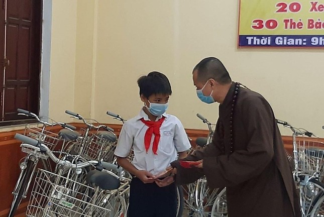 Thượng tọa Thích Minh Trí trao quà đến học sinh