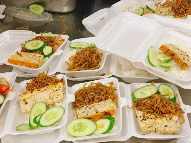 Suất cơm chay tấm bì được tặng đến người nghèo, cơ nhỡ trong sáng nay 9-6 - Ảnh: T.N Suất cơm chay tấm bì được tặng đến người nghèo, cơ nhỡ trong sáng nay 9-6 - Ảnh: T.N