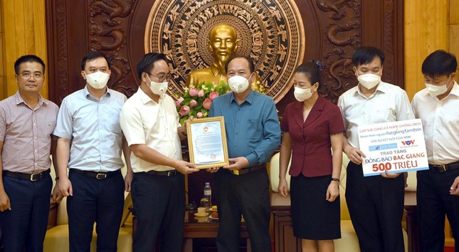 Trao 500 triệu đồng đến Ủy ban MTTQVN tỉnh Bắc Giang - Ảnh: Trí Việt Trao 500 triệu đồng đến Ủy ban MTTQVN tỉnh Bắc Giang - Ảnh: Trí Việt