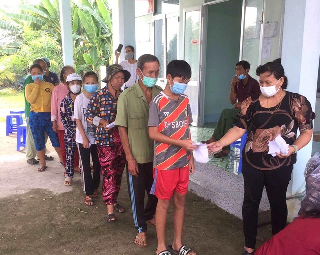 Tặng quà đến người dân khó khăn do dịch bệnh Covid-19