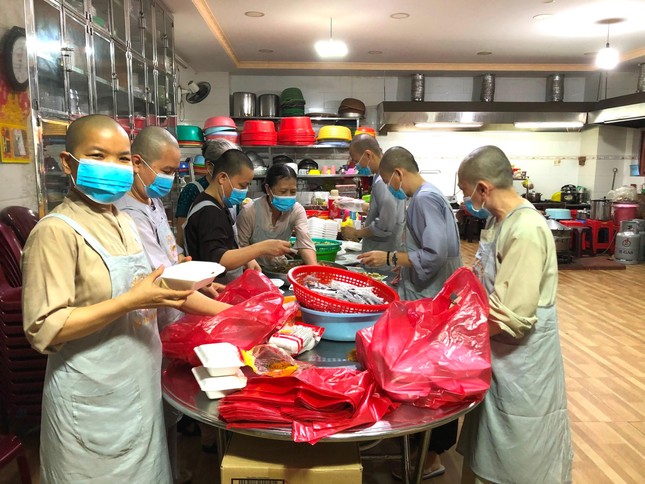 Chư Ni trường hạ trực tiếp nấu 400 suất cơm tặng đến người khó khăn