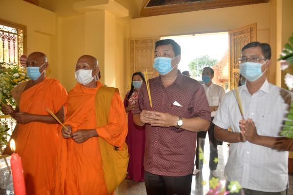 Chư tôn đức, đại diện chính quyền niêm hương tưởng niệm 4 Hòa thượng liệt sĩ Chư tôn đức, đại diện chính quyền niêm hương tưởng niệm 4 Hòa thượng liệt sĩ