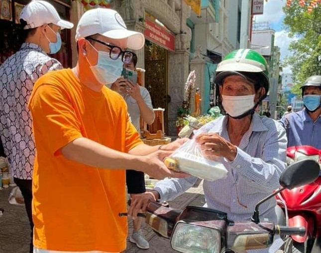Thành viên nhóm Pháp Hoa Ấn Quang tặng cơm đến người nghèo Thành viên nhóm Pháp Hoa Ấn Quang tặng cơm đến người nghèo