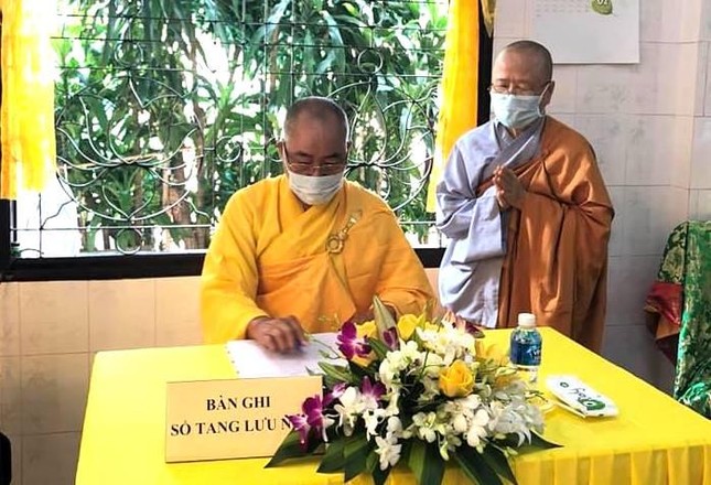 Hòa thượng Thích Minh Nhật viết sổ tang lưu niệm - Ảnh: Ban TT-TT Bình Thuận Hòa thượng Thích Minh Nhật viết sổ tang lưu niệm - Ảnh: Ban TT-TT Bình Thuận