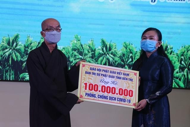 Hòa thượng Thích Nhựt Tấn trao biển ủng hộ 100 triệu đồng tại lễ phát động