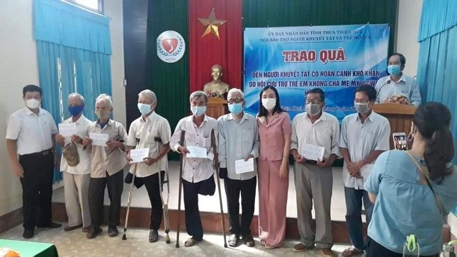 Ban Tổ chức trao quà cho các người khuyết tật lớn tuổi có hoàn cảnh khó khăn Ban Tổ chức trao quà cho các người khuyết tật lớn tuổi có hoàn cảnh khó khăn