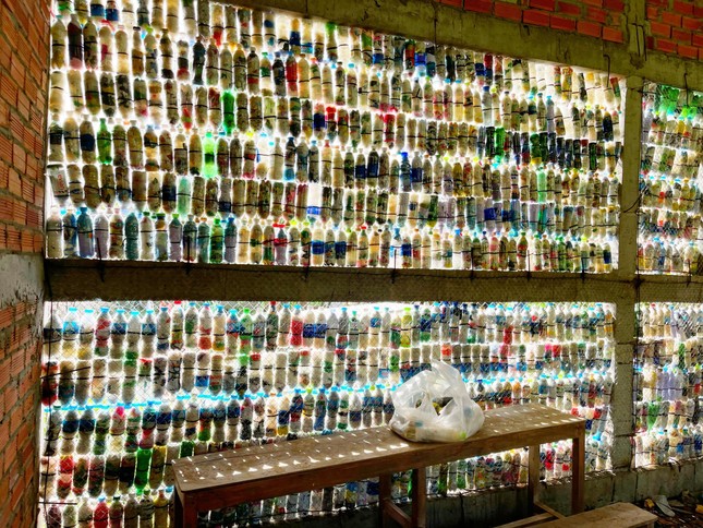 Cận cảnh những chai nhựa tái chế đủ màu sắc - Ảnh: L.B Cận cảnh những chai nhựa tái chế đủ màu sắc - Ảnh: L.B