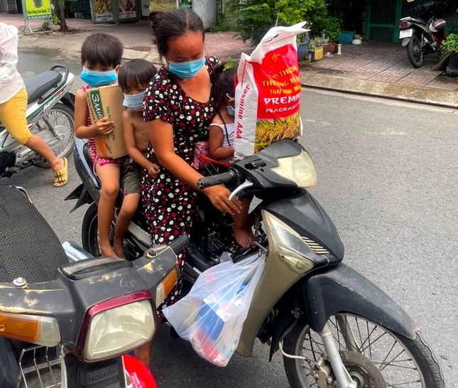 Theo mẹ đến chùa nhận quà