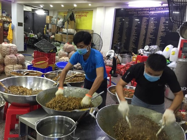 Để có hàng ngàn phần cơm, các tình nguyện viên rất vất vả chuẩn bị - Ảnh: T.N