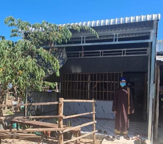 Đại đức Thích Chơn Trí tại căn nhà cất mới bàn giao đến gia đình khó khăn Đại đức Thích Chơn Trí tại căn nhà cất mới bàn giao đến gia đình khó khăn