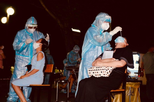 Lấy mẫu xét nghiệm - Ảnh: HCDC Lấy mẫu xét nghiệm - Ảnh: HCDC