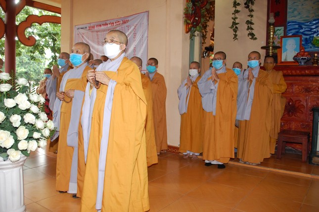 Chư Ni Phân ban Ni giới Phật giáo tỉnh hộ niệm