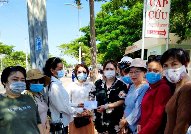 Trao tiền hỗ trợ em Kim Tiền bị đứt cánh tay phải do tai nạn giao thông Trao tiền hỗ trợ em Kim Tiền bị đứt cánh tay phải do tai nạn giao thông