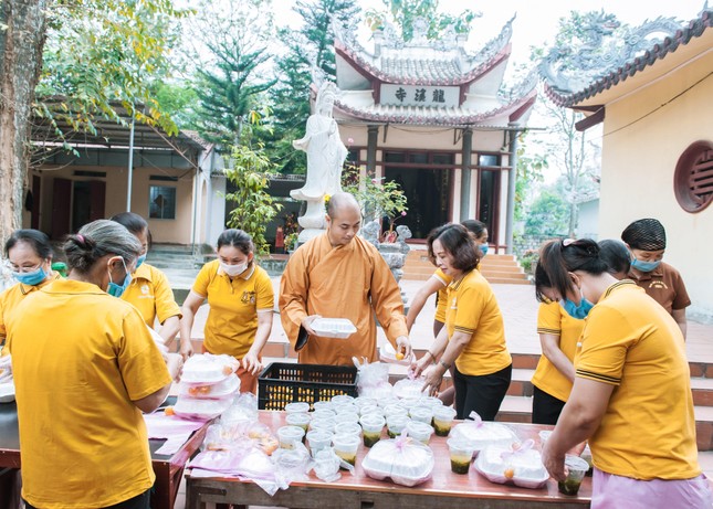 Đại đức Thích Nguyên Phong, các tình nguyện viên chuẩn bị suất cơm cho bệnh nhân và thân nhân