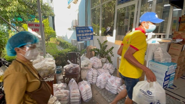 Tình nguyện viện chuyển cơm vào Bệnh viện Trưng Vương - Ảnh: T.N Tình nguyện viện chuyển cơm vào Bệnh viện Trưng Vương - Ảnh: T.N