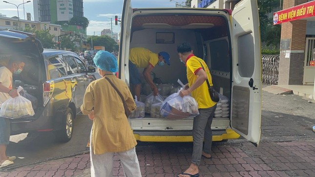 Mỗi suất cơm được Phật tử nấu với khẩu phần đầy đủ dinh dưỡng đảm bảo sức khỏe cho y bác sĩ - Ảnh: T.N Mỗi suất cơm được Phật tử nấu với khẩu phần đầy đủ dinh dưỡng đảm bảo sức khỏe cho y bác sĩ - Ảnh: T.N