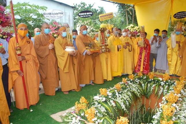 Kim quan Trưởng lão Hòa thượng nhập bảo tháp trong khuôn viên chùa Thanh Long Kim quan Trưởng lão Hòa thượng nhập bảo tháp trong khuôn viên chùa Thanh Long