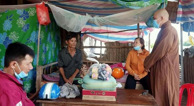 Đại đức Thích Minh Thành, chùa Khánh MinhTrao quà đến hộ khó khăn