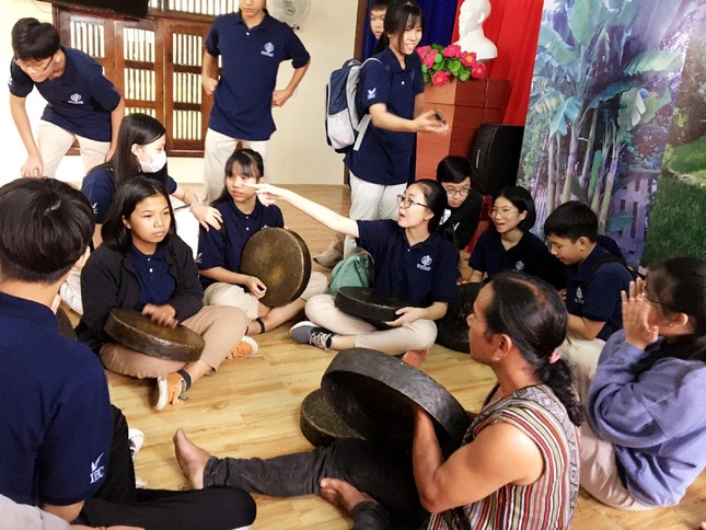 Cồng chiêng của làng Teng và giấc mơ du lịch cộng đồng được bạn trẻ biết đến