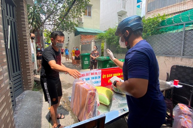 Sài Gòn đang giãn cách, nhưng lòng người không giăng dây - Ảnh: Nguyên Tài Sài Gòn đang giãn cách, nhưng lòng người không giăng dây - Ảnh: Nguyên Tài