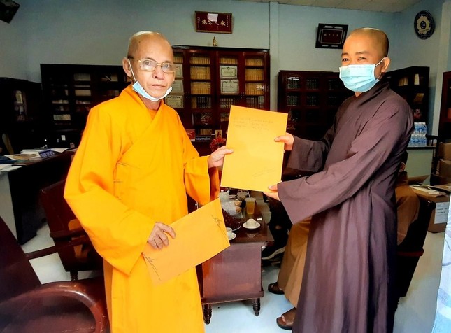 Hòa thượng Thích Hạnh Thể kiểm tra đề thi