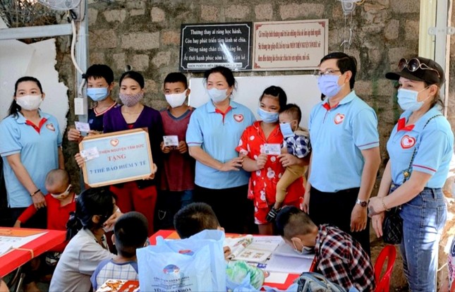 Trao tiền hỗ trợ xây lớp học tình thương, xóa mù chữ thứ 2