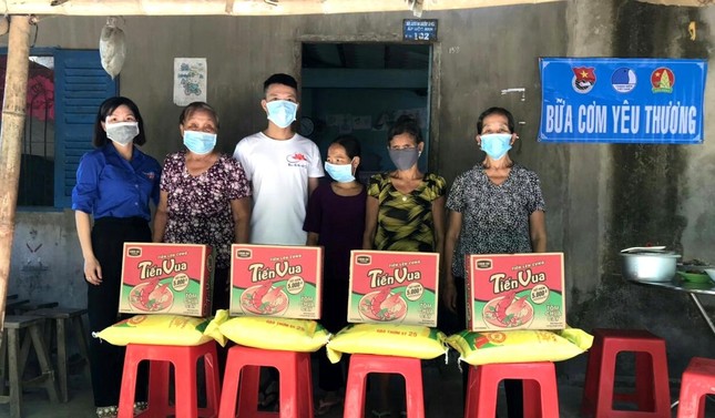 Nhóm từ thiện Hạt Bồ Đề Tâm trao quà đến hộ nghèo tại địa phương Nhóm từ thiện Hạt Bồ Đề Tâm trao quà đến hộ nghèo tại địa phương