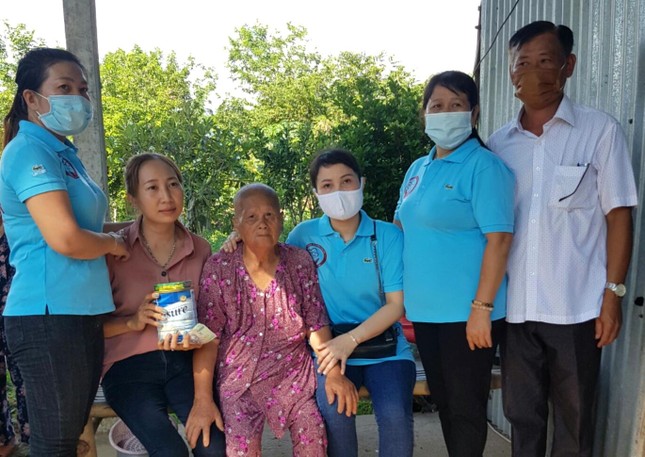 Nhóm Tâm An trao quà đến người già neo đơn Nhóm Tâm An trao quà đến người già neo đơn