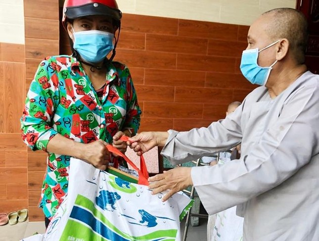 Ni sư trụ trì chùa Thiên Phước trao quà đến hộ nghèo Ni sư trụ trì chùa Thiên Phước trao quà đến hộ nghèo