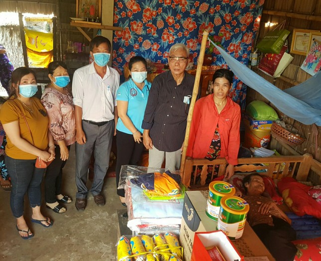 Thăm, hỗ trợ chi phí điều trị đến chị Tuyết