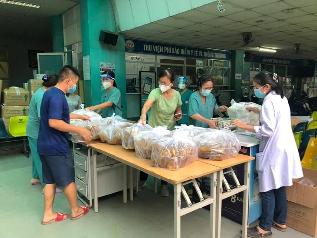 Cơm tặng đến y bác sĩ Bệnh viện Trưng Vương - nơi y bác sĩ bị cô lập để điều trị bệnh nhân Covid-19 - Ảnh: T.N