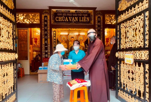 Thượng tọa Thích Lệ Quang trao quà đến người già neo đơn Thượng tọa Thích Lệ Quang trao quà đến người già neo đơn
