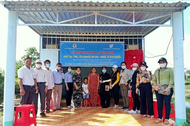 Bàn giao nhà tình thương