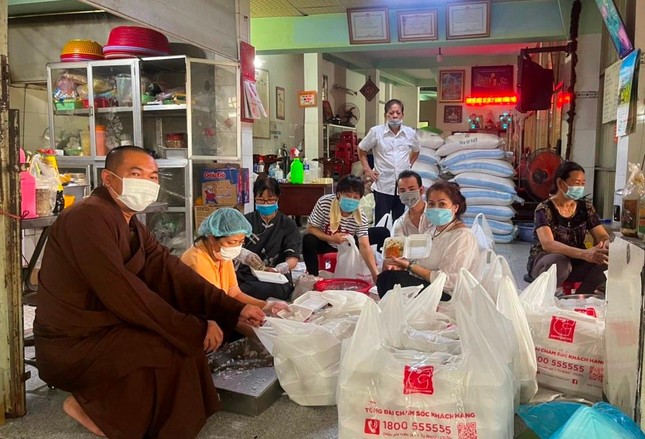 Tích cực chuẩn bị những suất cơm chia sẻ đến người nghèo Tích cực chuẩn bị những suất cơm chia sẻ đến người nghèo