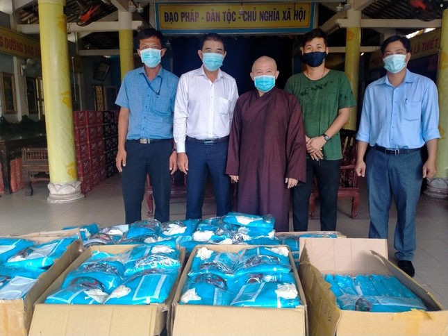 Thượng tọa Thích Chơn Trí trao các nhu yếu phẩm đến các khu cách ly tập trung TP.Sa Đéc