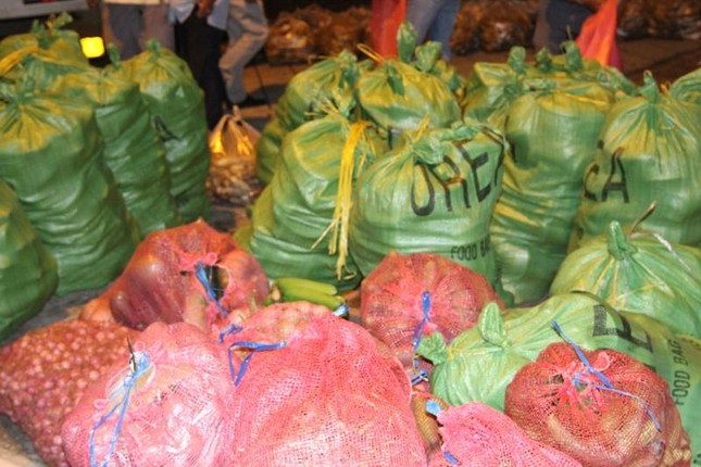 Nhiều nông dân đã ủng hộ rau củ quả vườn trồng gởi đến TP.HCM Nhiều nông dân đã ủng hộ rau củ quả vườn trồng gởi đến TP.HCM