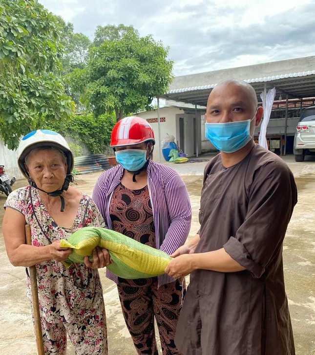 Đại đức Thích Tâm Lạc tặng gạo đến người bán vé số