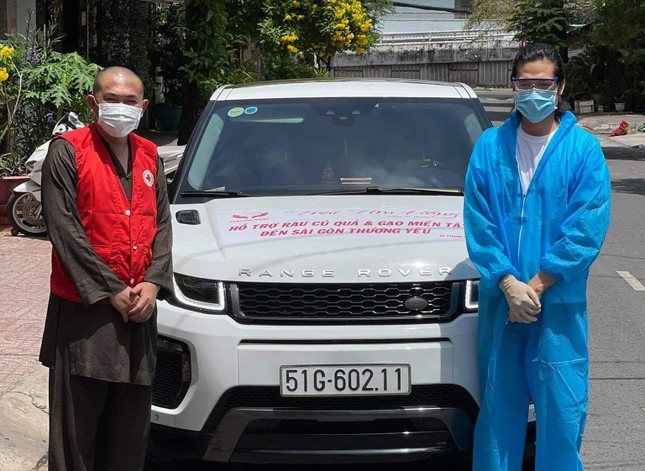 Xe vận chuyển rau củ quả đến các khu cách ly Xe vận chuyển rau củ quả đến các khu cách ly