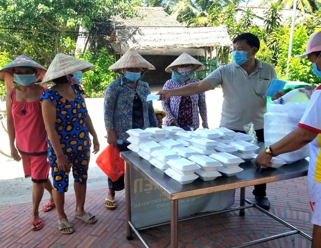 Bà con đến nhận cơm và khẩu trang chống dịch của nhà cổ Đại An