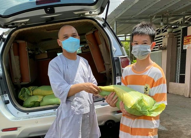 Đại đức Thích Tâm Lạc, trụ trì chùa Phước Duyên trao quà đến người dân khó khăn