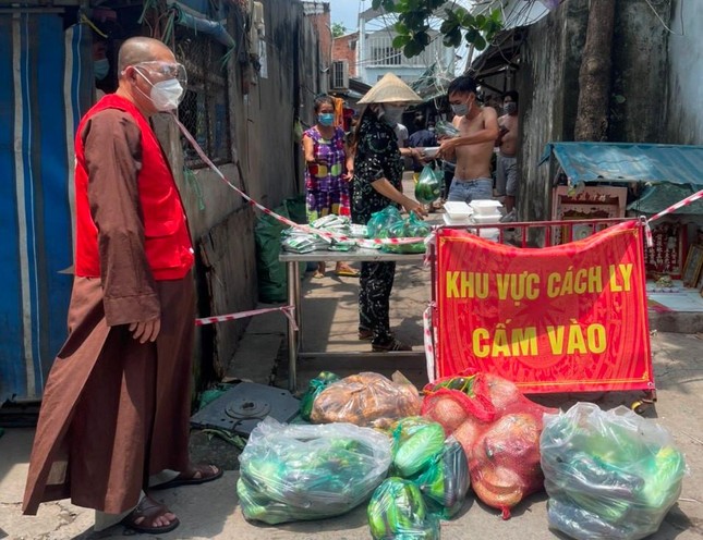 Thượng tọa Thích Lệ Quang trao quà, rau củ quả đến khu vực cách ly Thượng tọa Thích Lệ Quang trao quà, rau củ quả đến khu vực cách ly