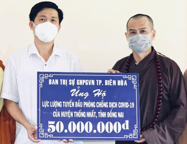 Thượng tọa Thích Minh Trí trao 50 triệu đồng ủng hộ lực lượng tuyến đầu chống dịch Thượng tọa Thích Minh Trí trao 50 triệu đồng ủng hộ lực lượng tuyến đầu chống dịch