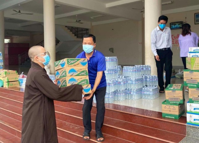 Tặng 300 phần quà đến bà con khó khăn tại huyện Ba Tri, tỉnh Bến Tre Tặng 300 phần quà đến bà con khó khăn tại huyện Ba Tri, tỉnh Bến Tre