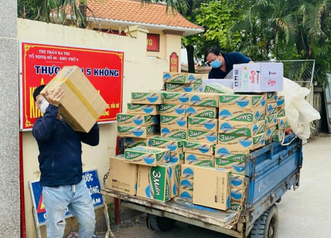 Chuyển quà đến các khu cách ly Chuyển quà đến các khu cách ly