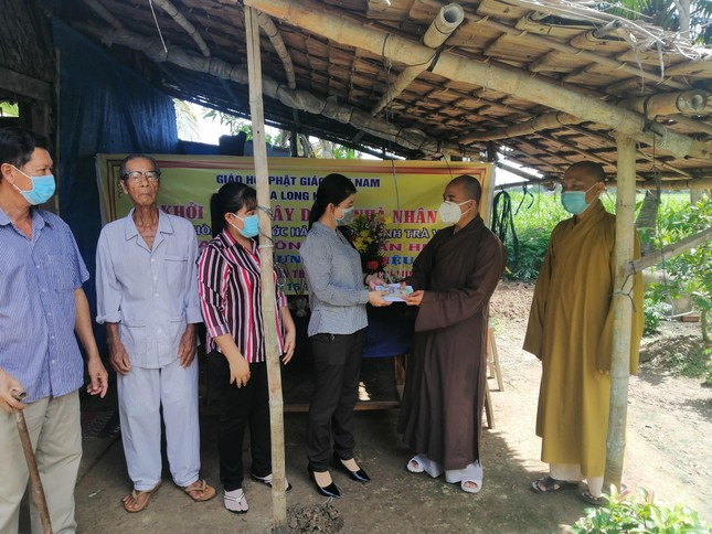 Trao tiền hỗ trợ xây nhà tình thương